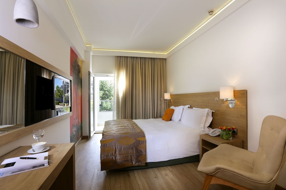 The Golden Age Hotel 8