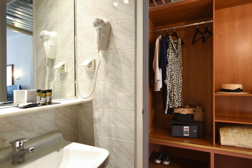 Titania Hotel Athens 13