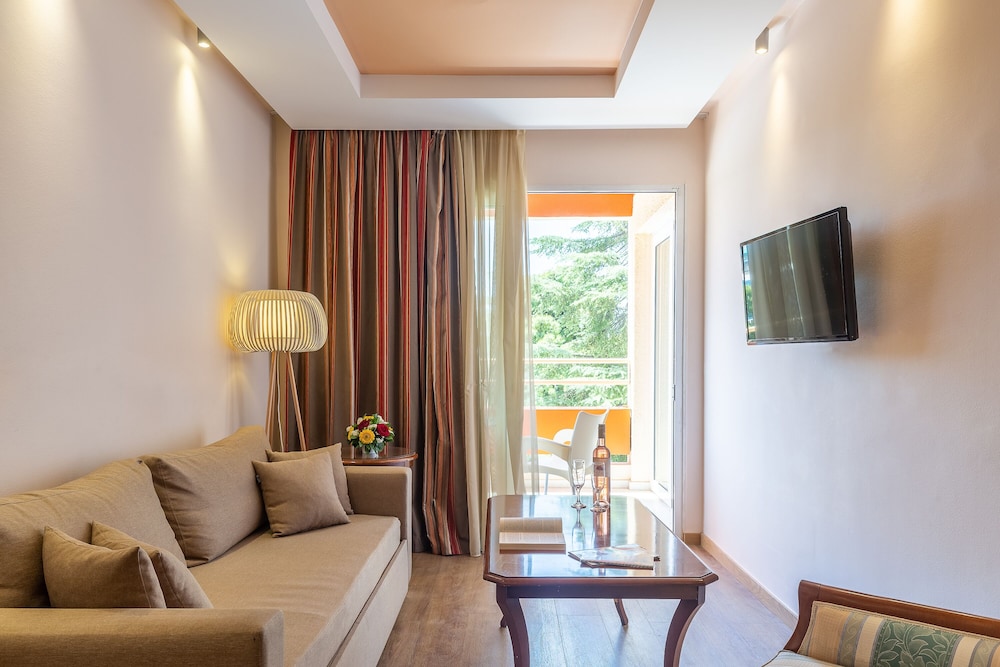 Oasis Hotel Apartments 12