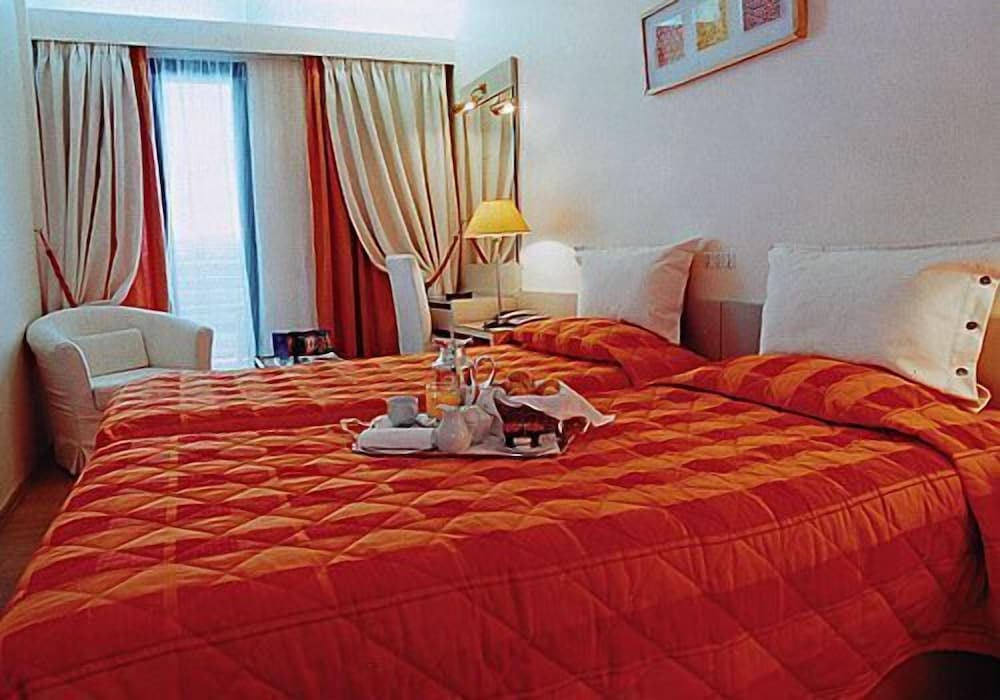 The Park Hotel Piraeus 4