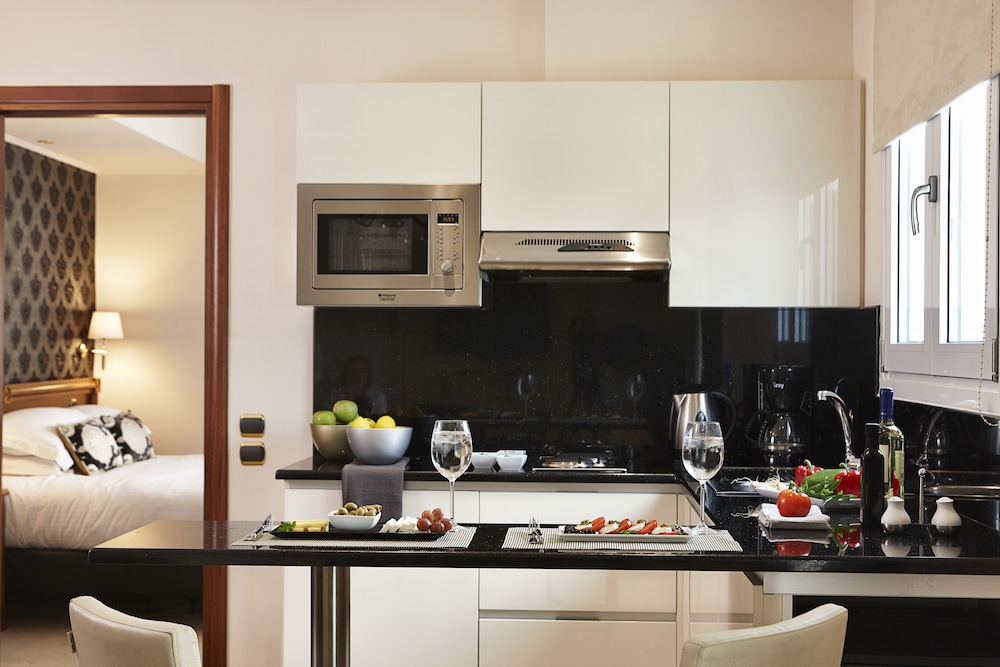 Ava Hotel & Suites 16