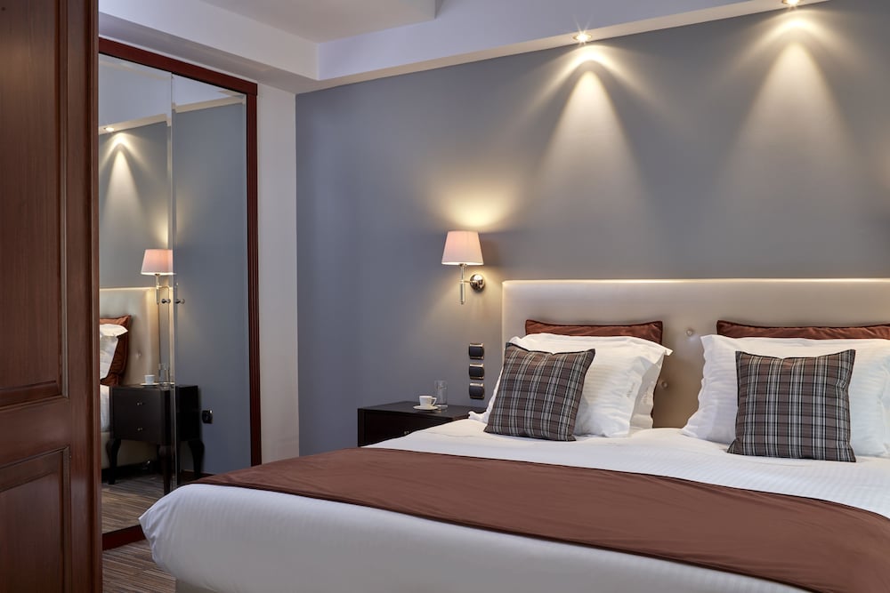 Ava Hotel & Suites 8