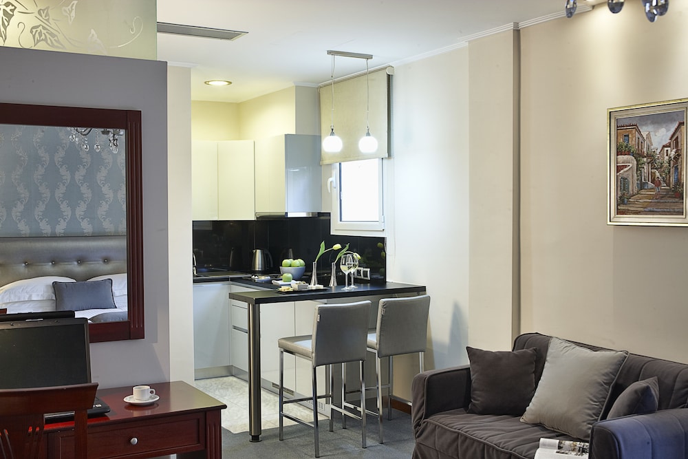 Ava Hotel & Suites 7