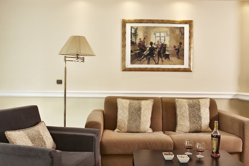 Ava Hotel & Suites 18