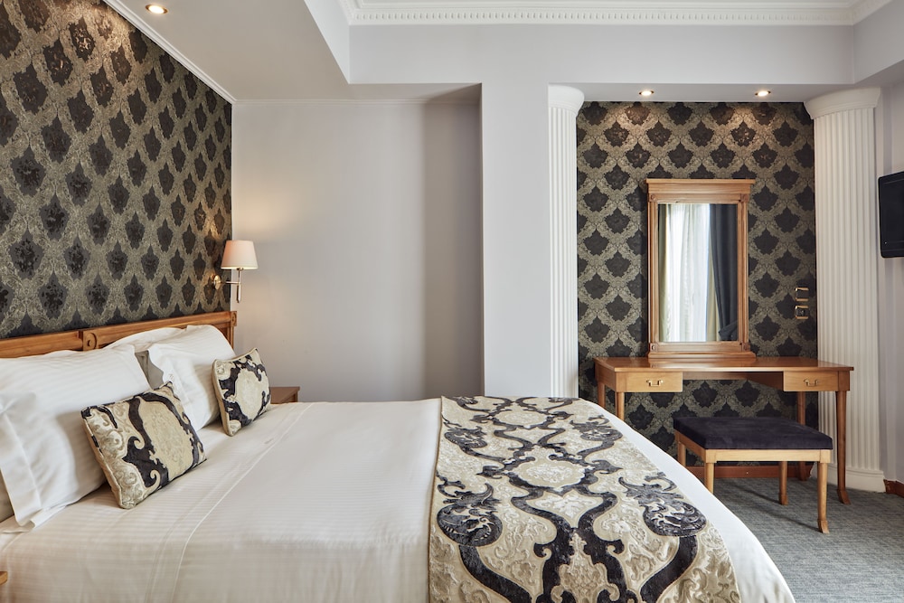 Ava Hotel & Suites 12