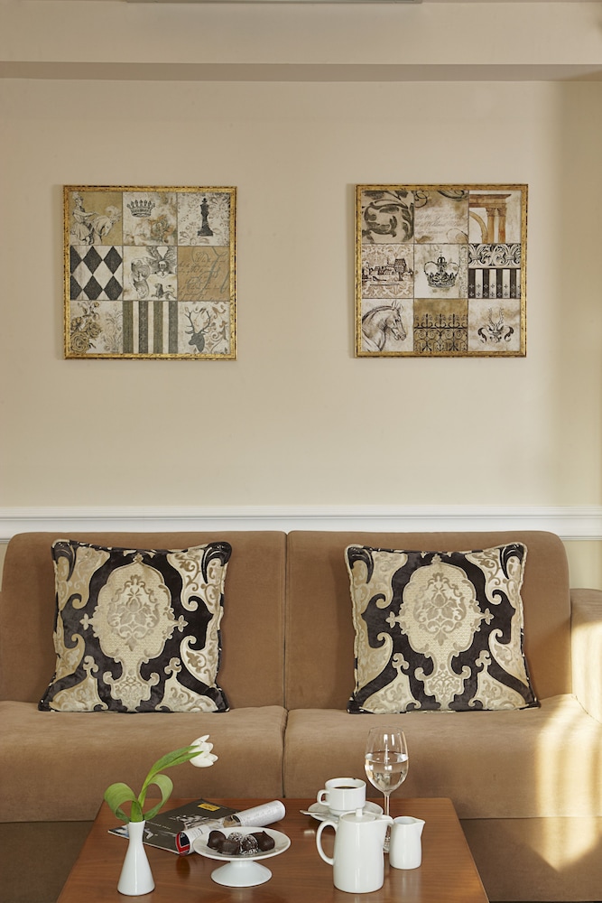Ava Hotel & Suites 4