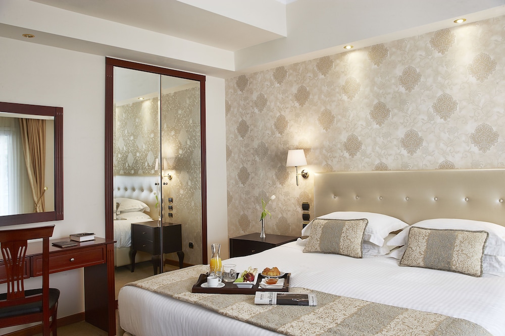 Ava Hotel & Suites 10