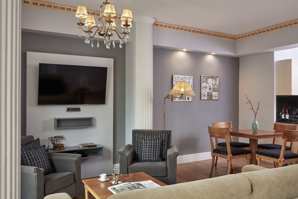 Ava Hotel & Suites 20