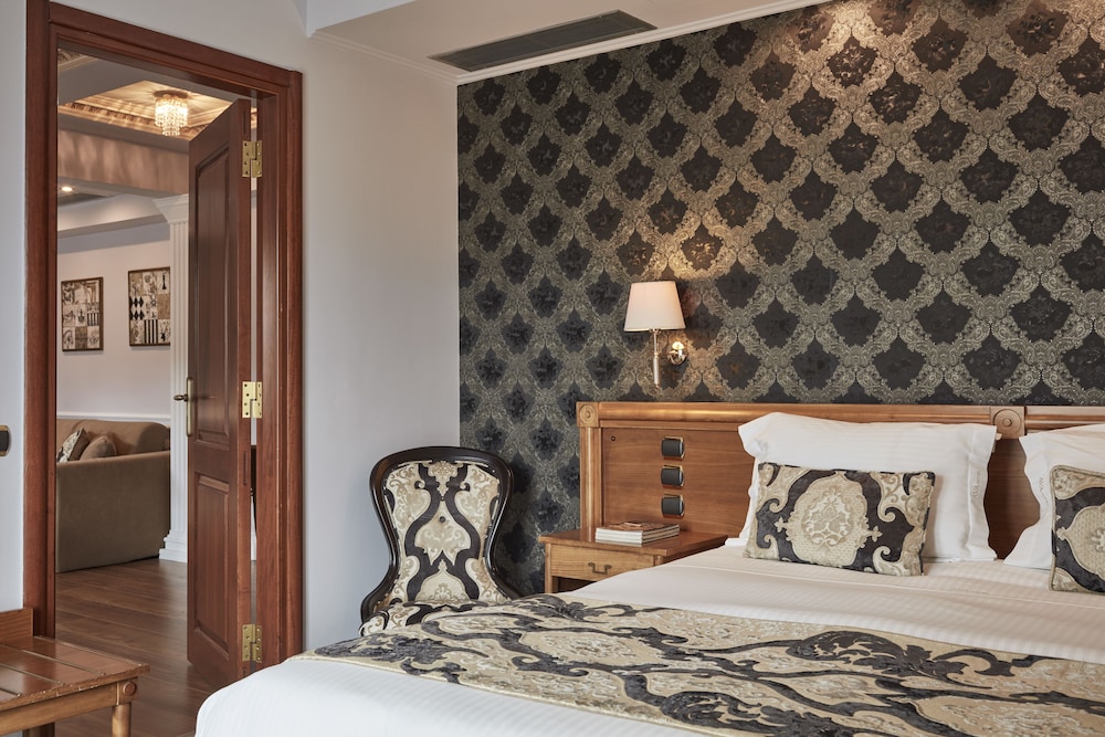 Ava Hotel & Suites 11