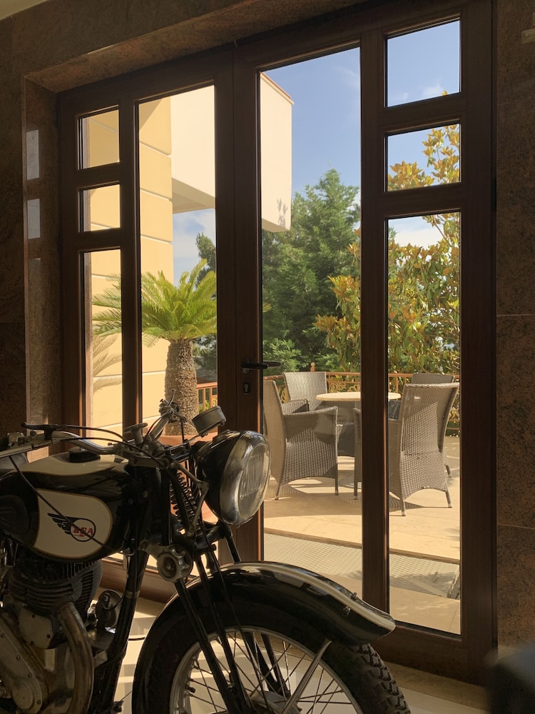 Parnis Palace Hotel 10