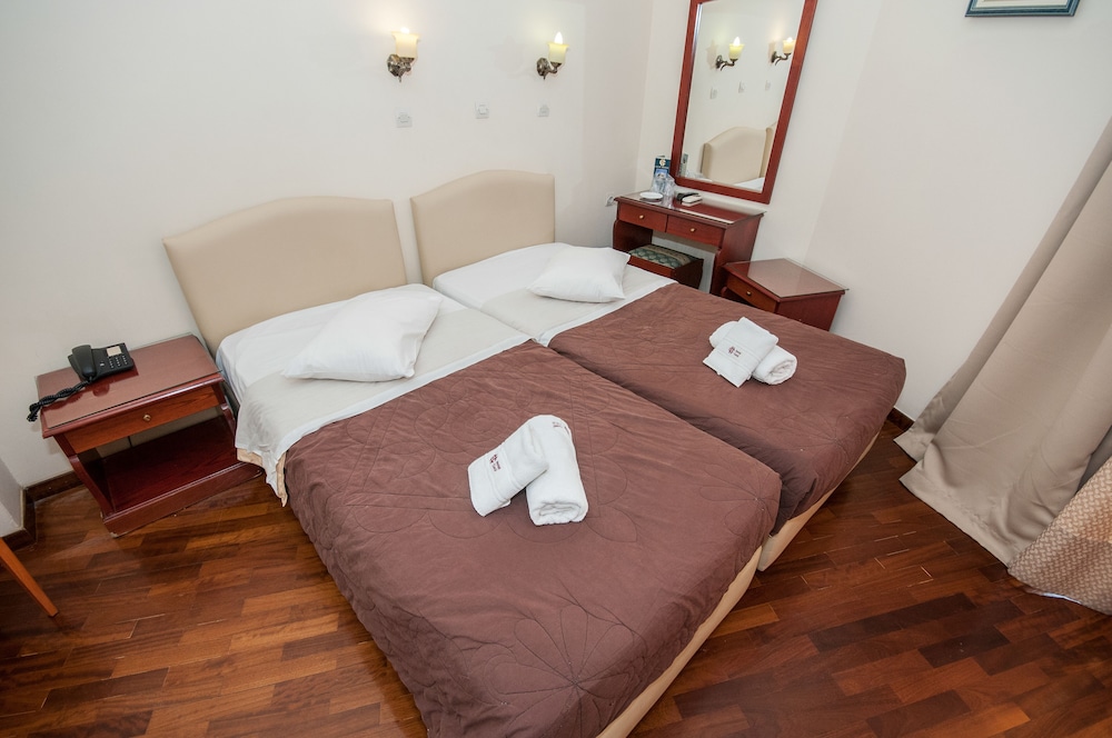 Cecil Hotel 24