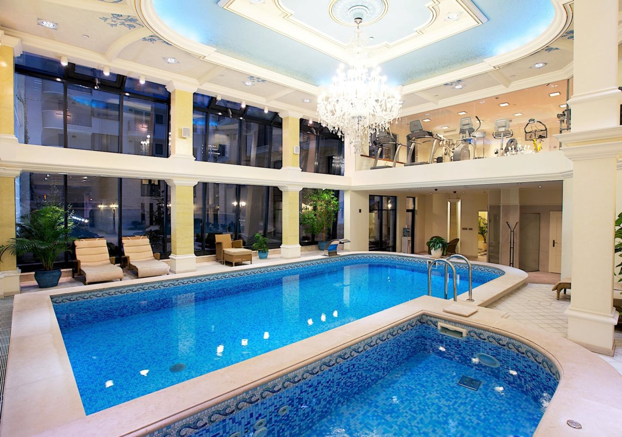 Queen's Court Hotel & Residence