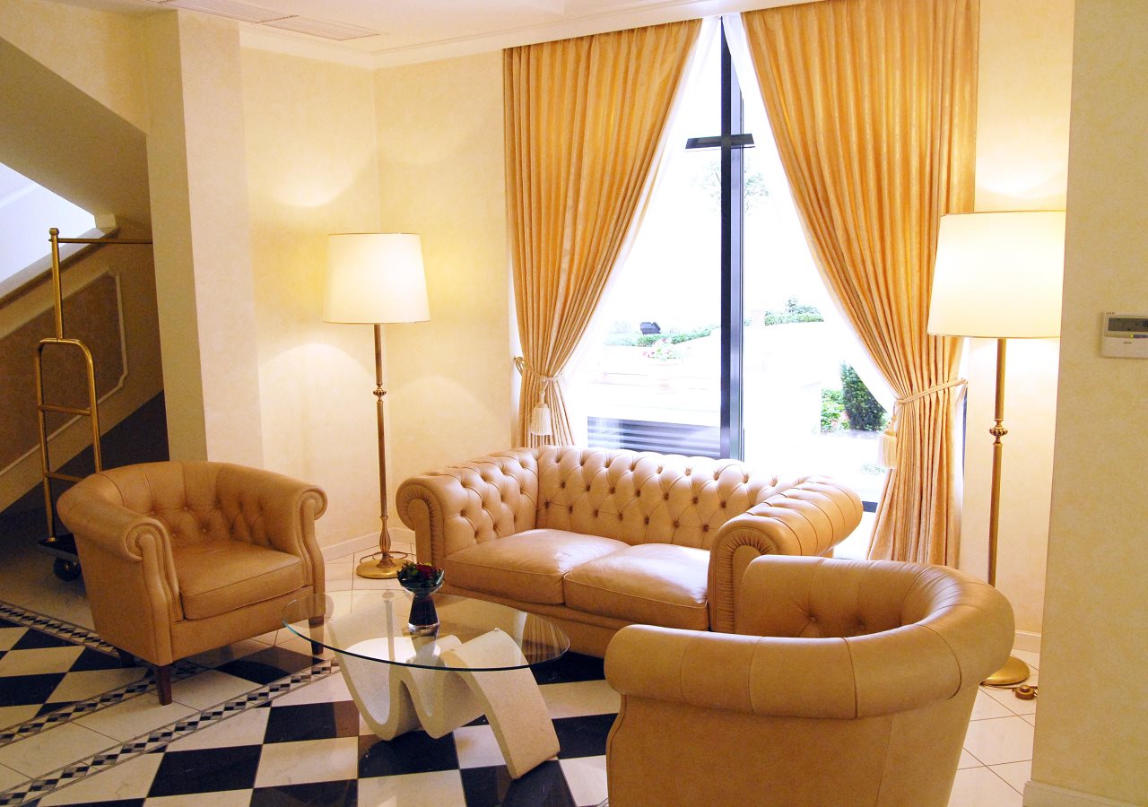 Queen's Court Hotel & Residence 12