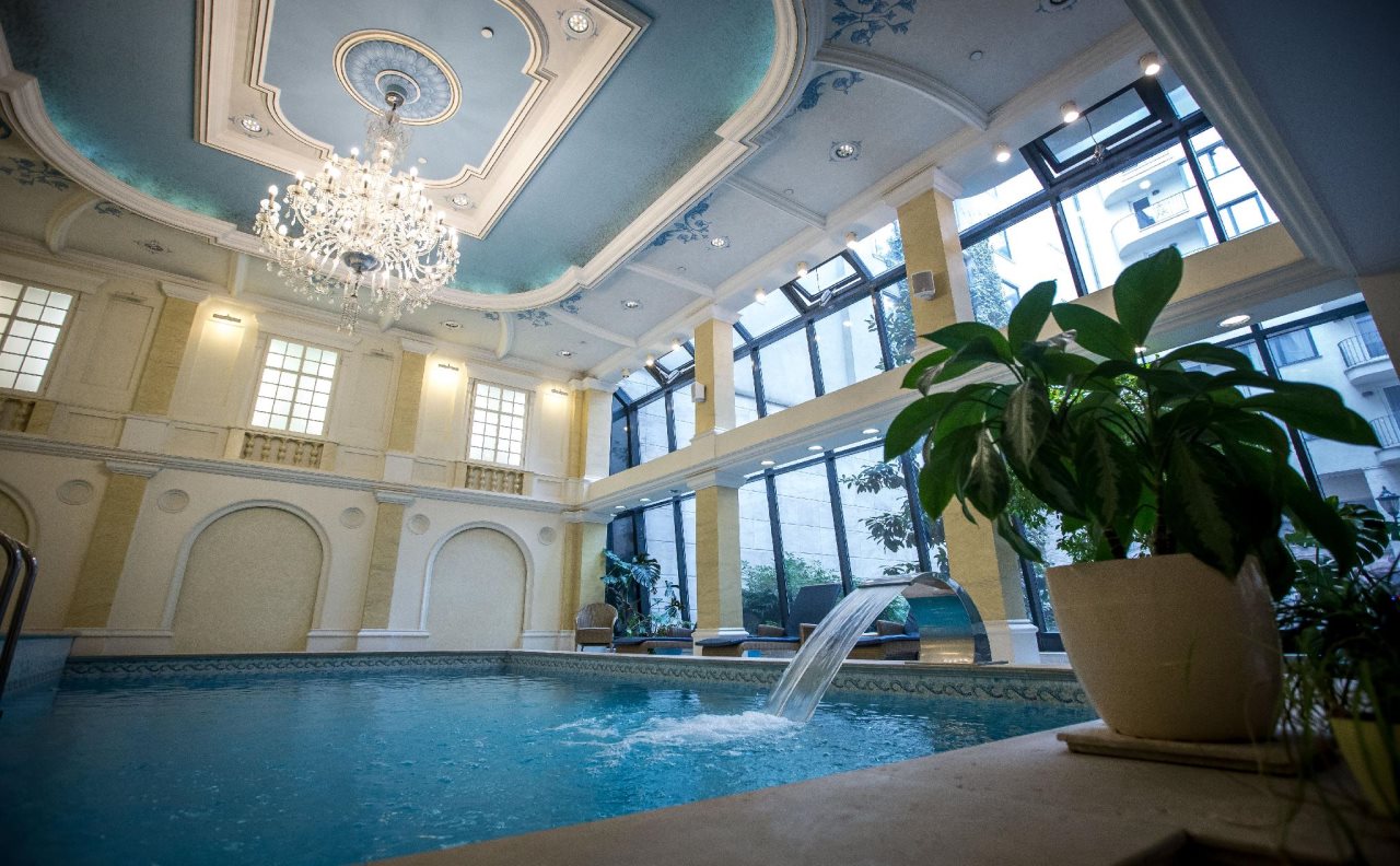 Queen's Court Hotel & Residence 13