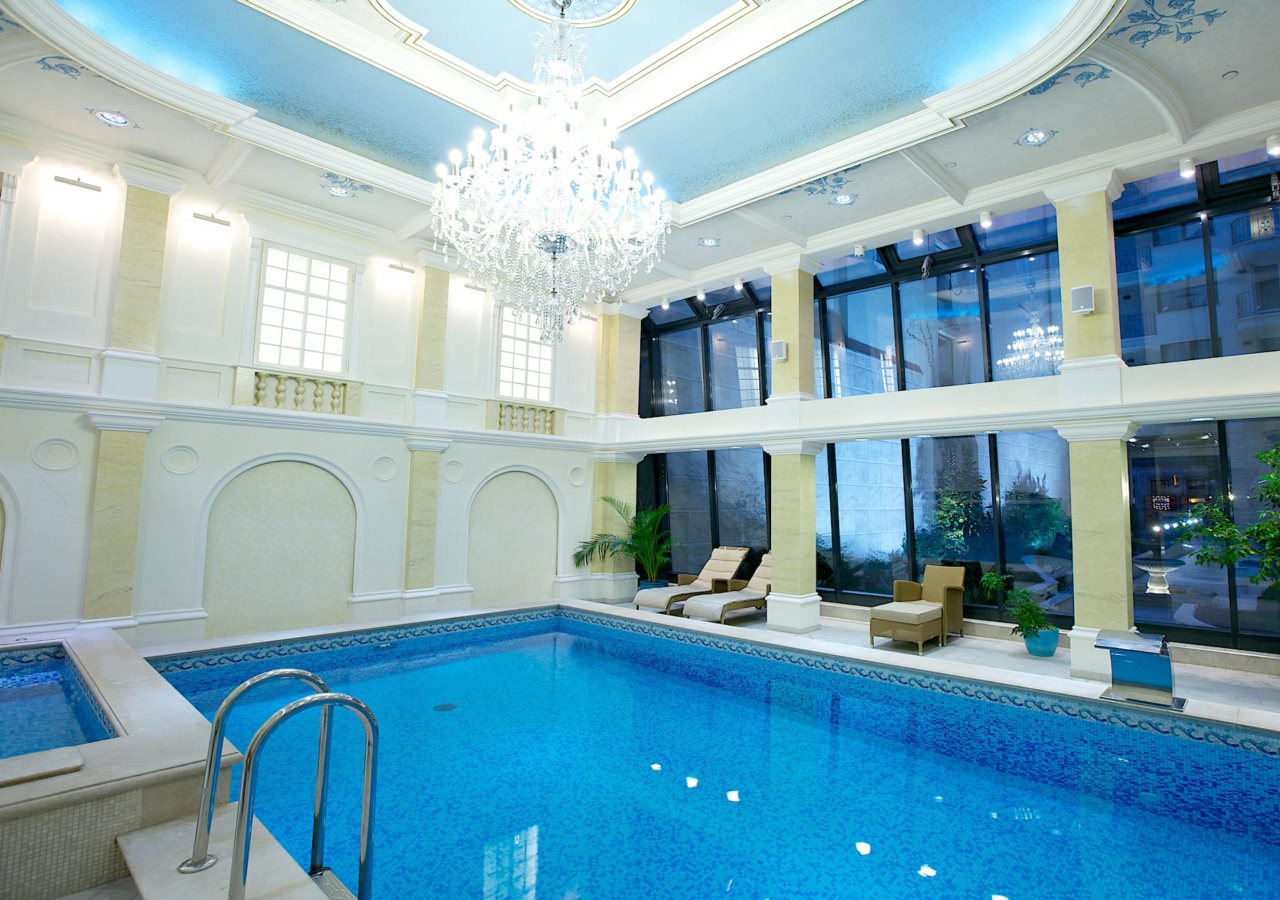 Queen's Court Hotel & Residence 14