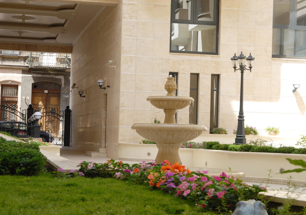 Queen's Court Hotel & Residence 17