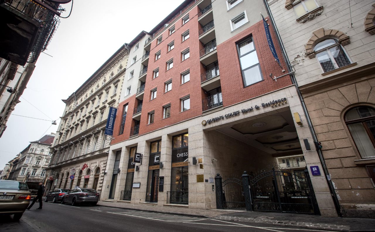 Queen's Court Hotel & Residence 18
