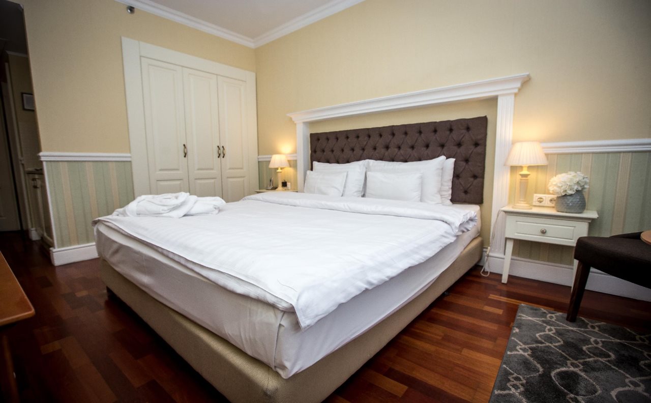 Queen's Court Hotel & Residence 2
