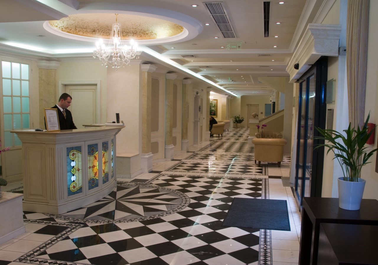 Queen's Court Hotel & Residence 3