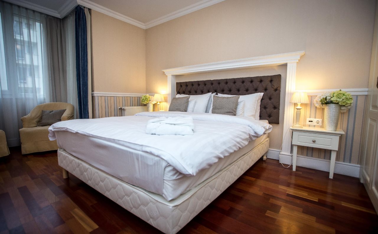 Queen's Court Hotel & Residence 4