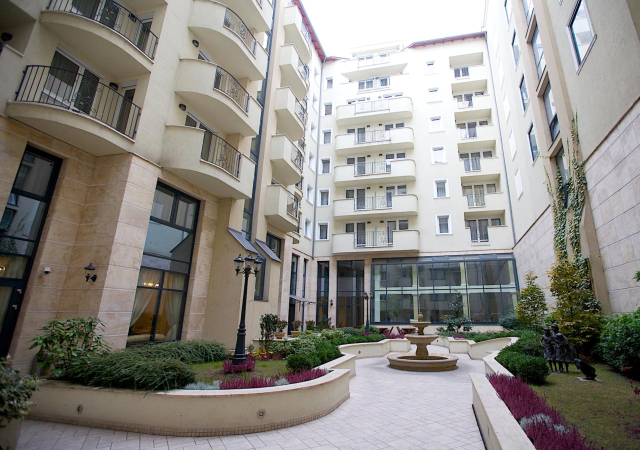 Queen's Court Hotel & Residence 5