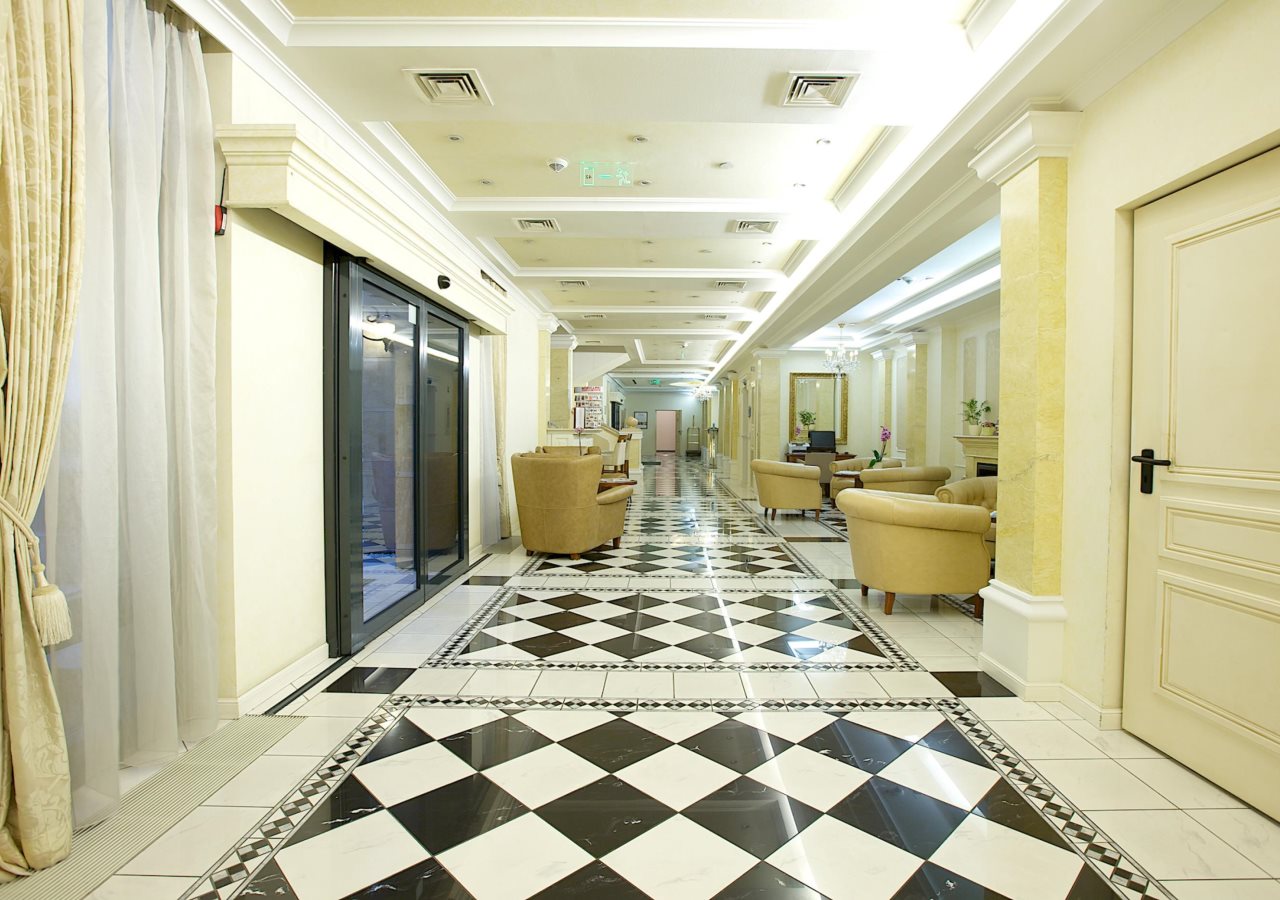 Queen's Court Hotel & Residence 9