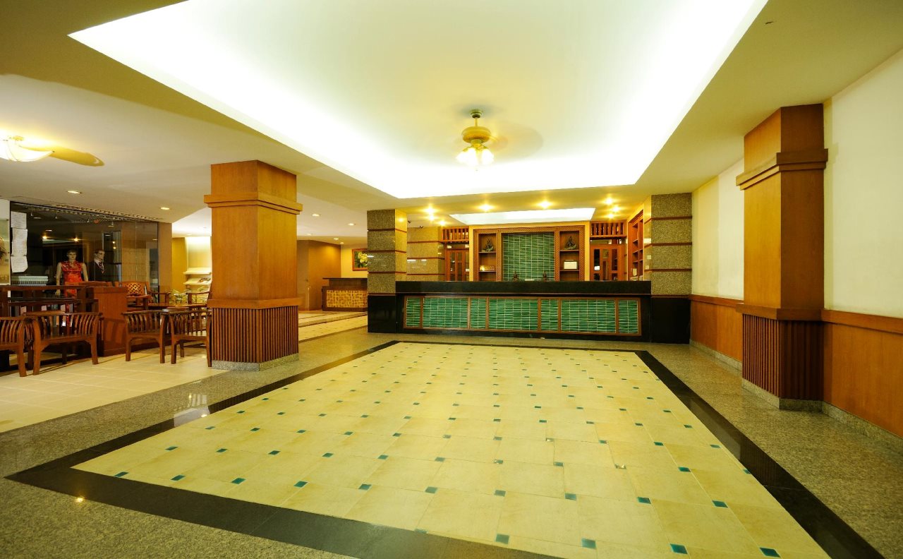Rambuttri Village Inn & Plaza 8