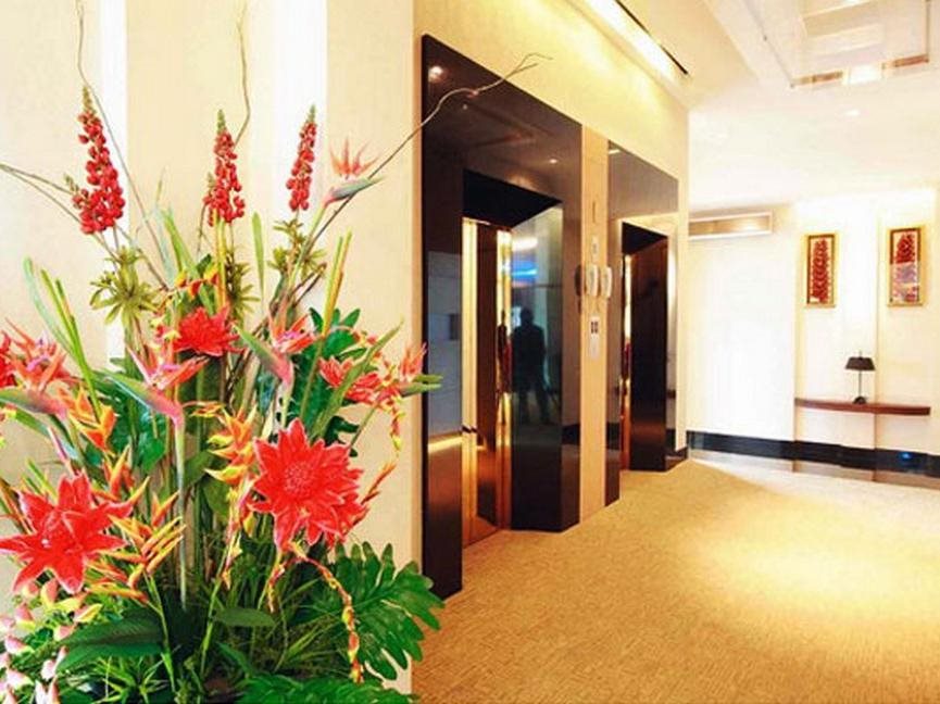 Atrium Boutique 18