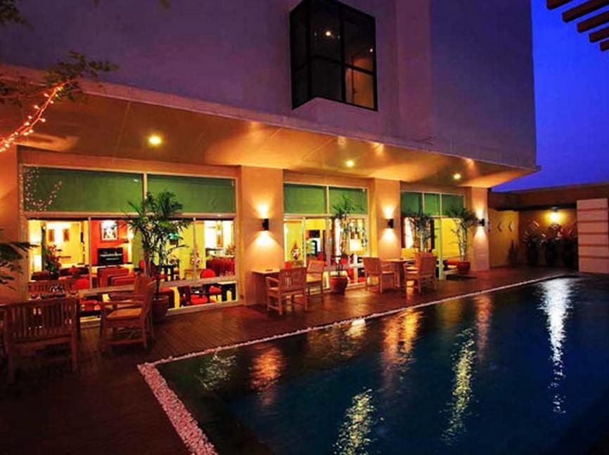 Atrium Boutique 19