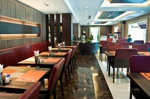 Kingston Suites 23