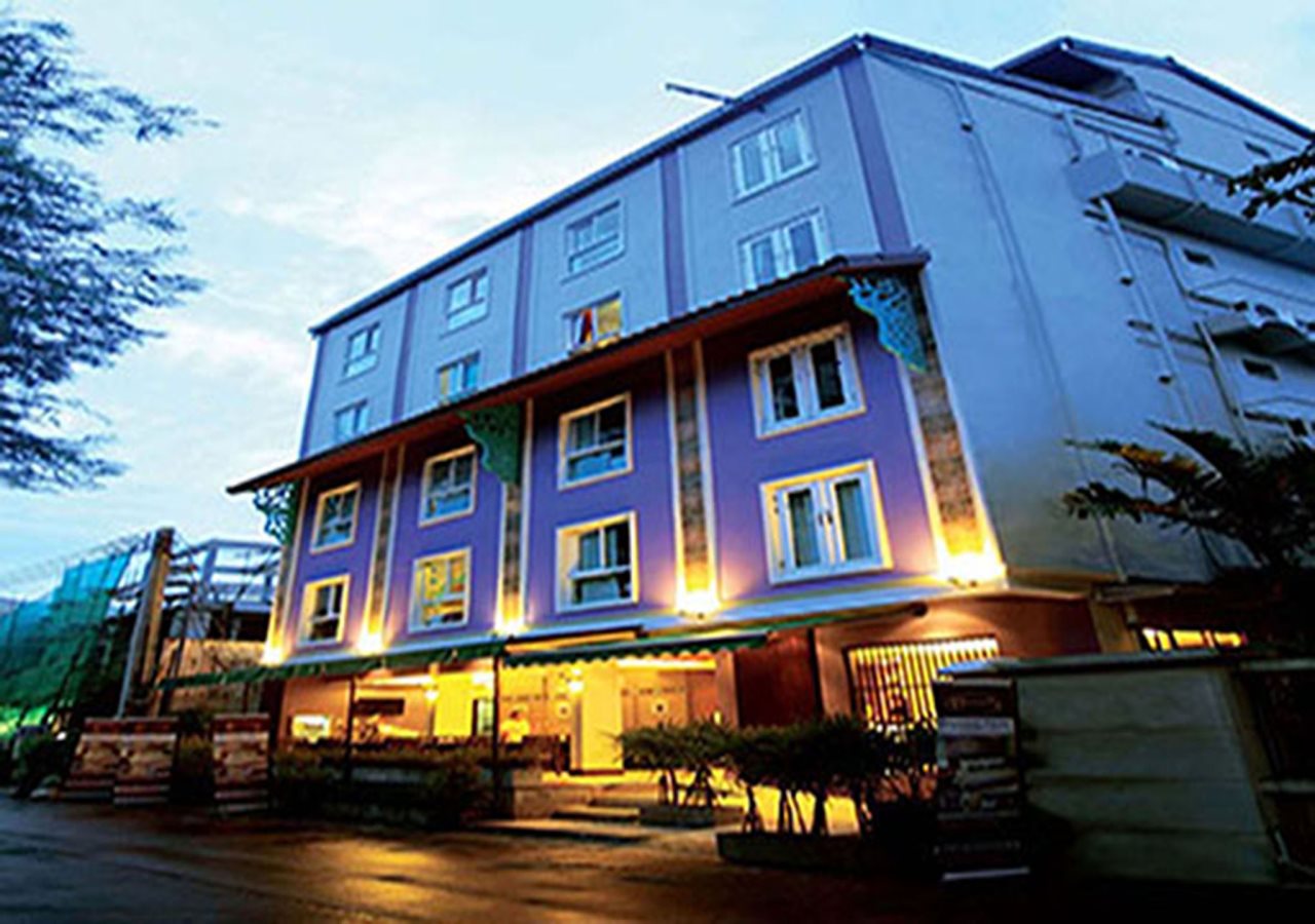 Sawasdee @ Sukhumvit Soi 8 1