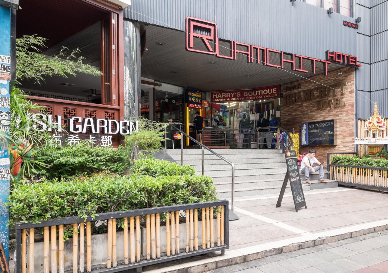 Ruamchit Plaza 17