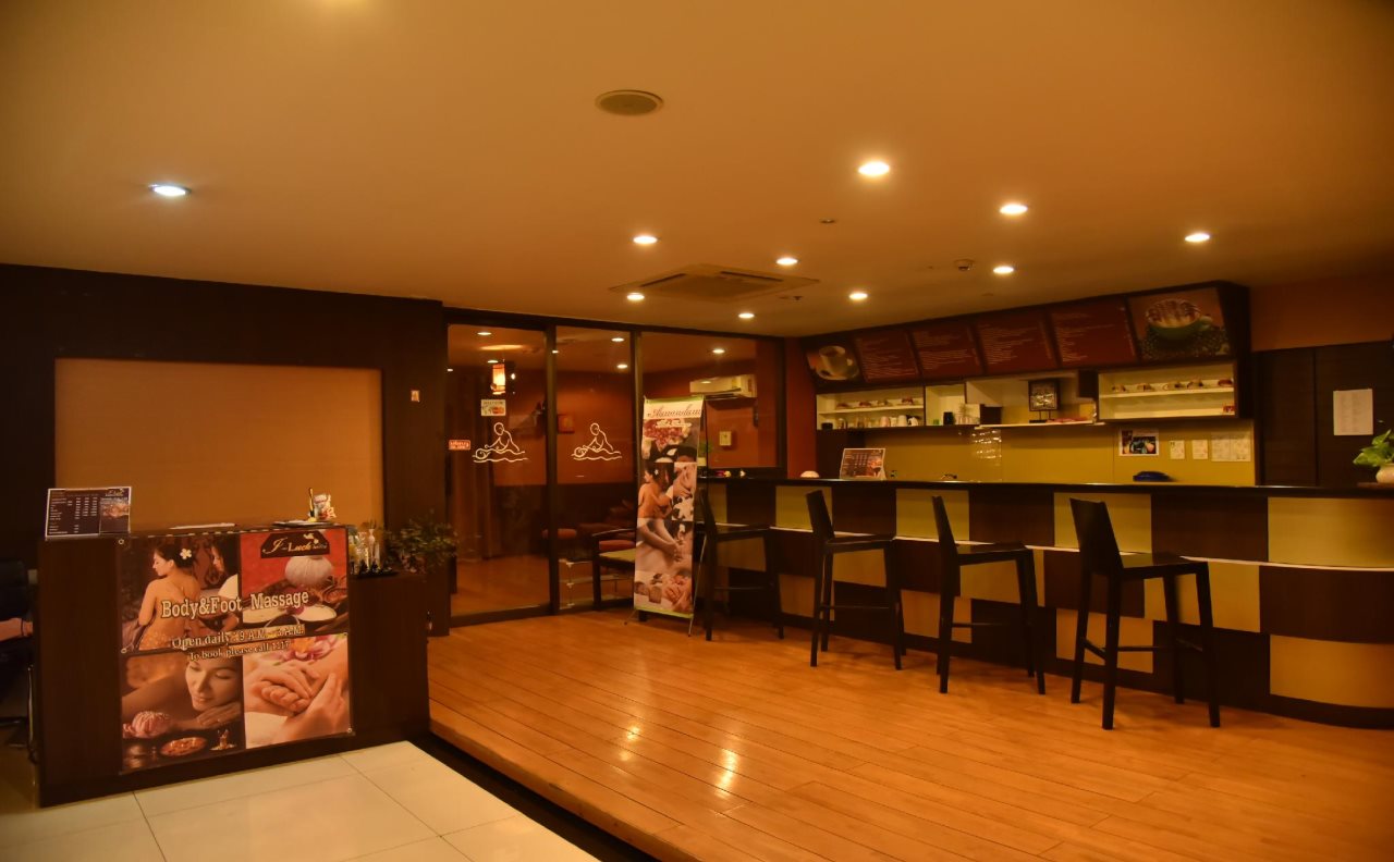 Boss Suites Nana Hotel 13