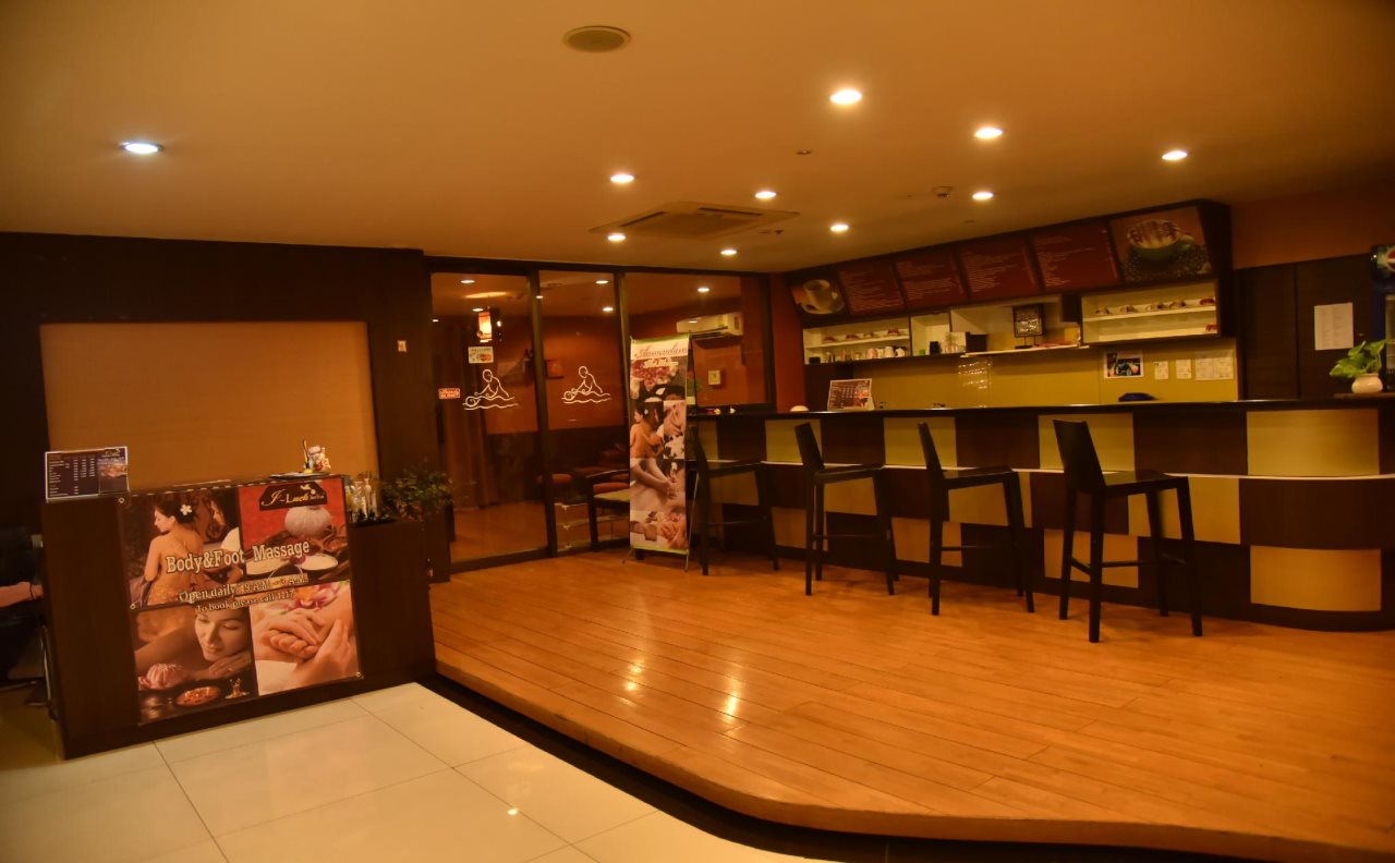 Boss Suites Nana Hotel 20