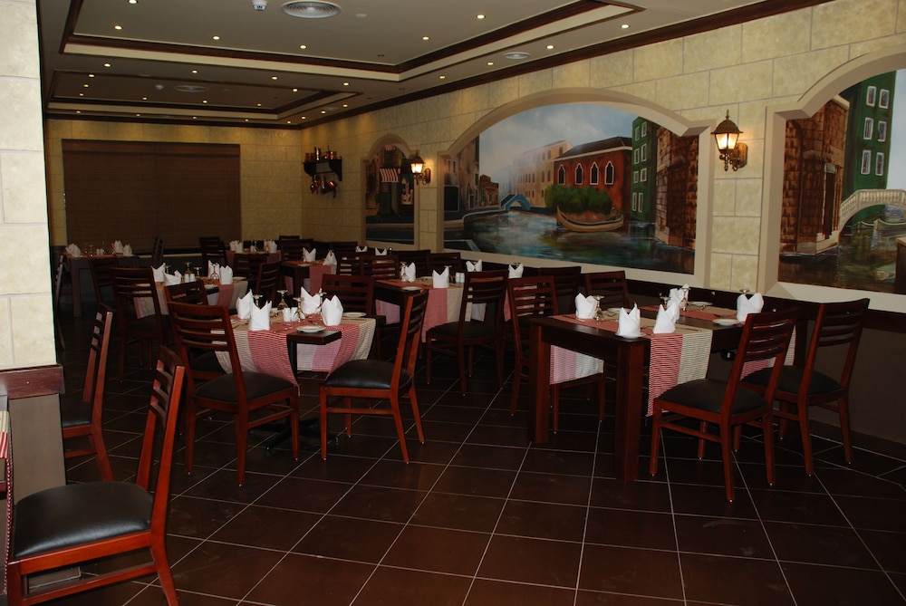 Grand Pyramids Hotel 20
