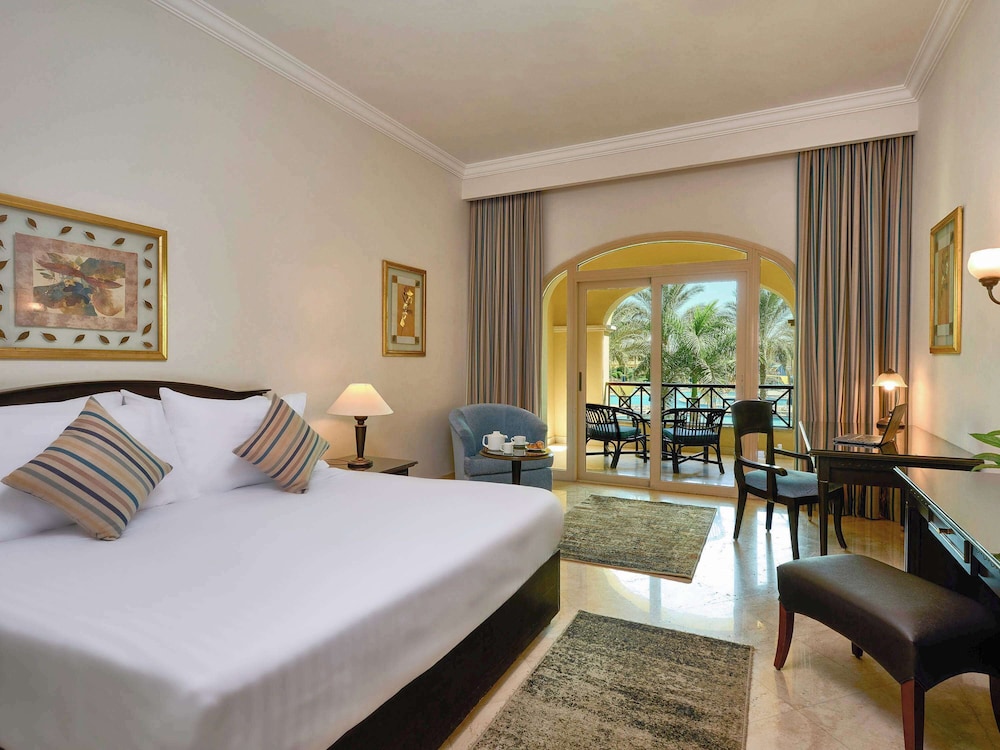 Mövenpick Cairo Media City 20