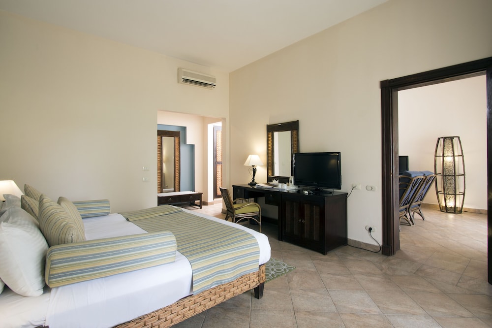 Swiss Inn Pyramids Golf Resort 7