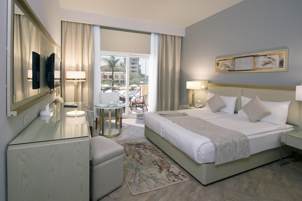 Swiss Inn Pyramids Golf Resort 6