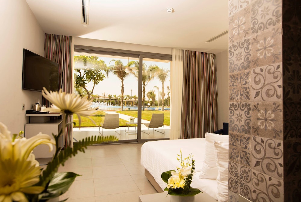 Dusit Thani LakeView Cairo 14