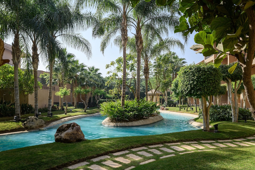 Dusit Thani LakeView Cairo 10