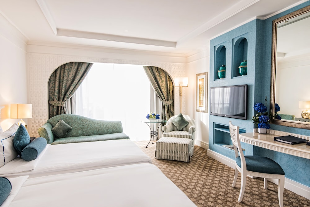 Al Habtoor Grand Resort, Autograph Collection 13