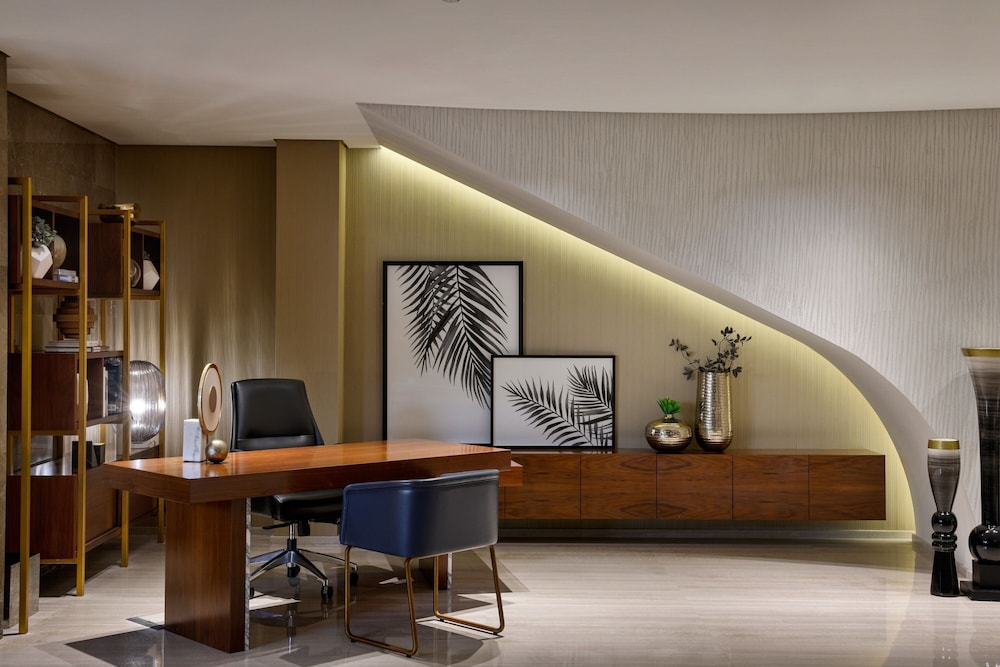 Le Meridien Dubai Hotel & Conference Centre 10