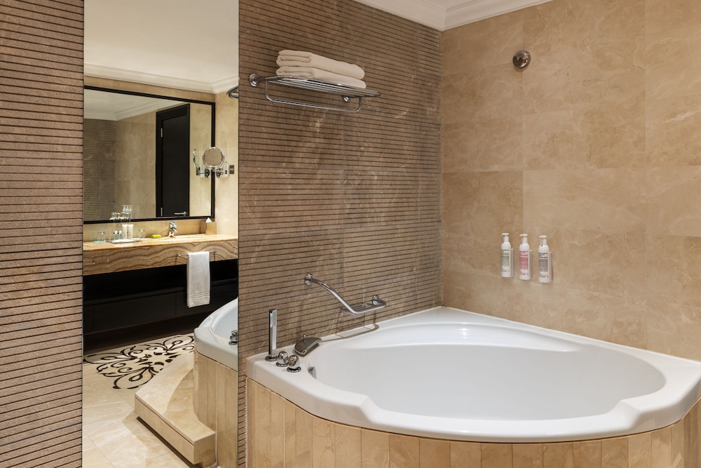 Le Meridien Mina Seyahi Beach Resort & Waterpark 24
