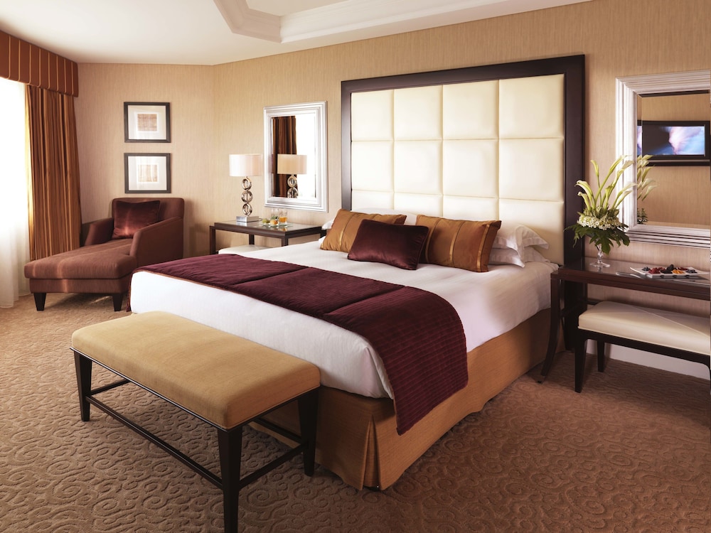 Mövenpick Dubai Grand Al Bustan 10