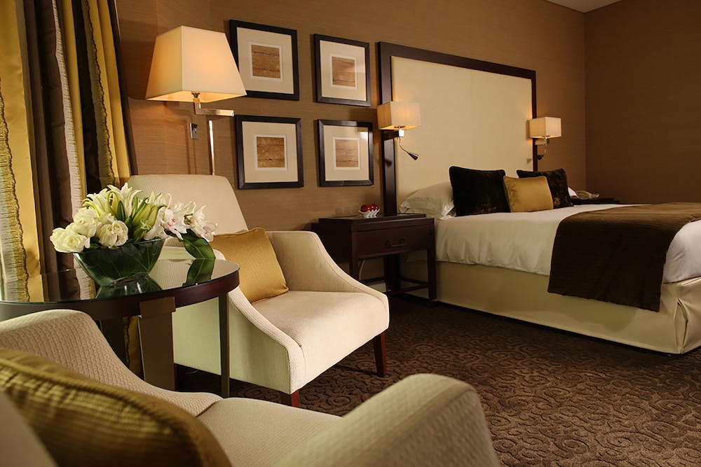 Mövenpick Dubai Grand Al Bustan 7