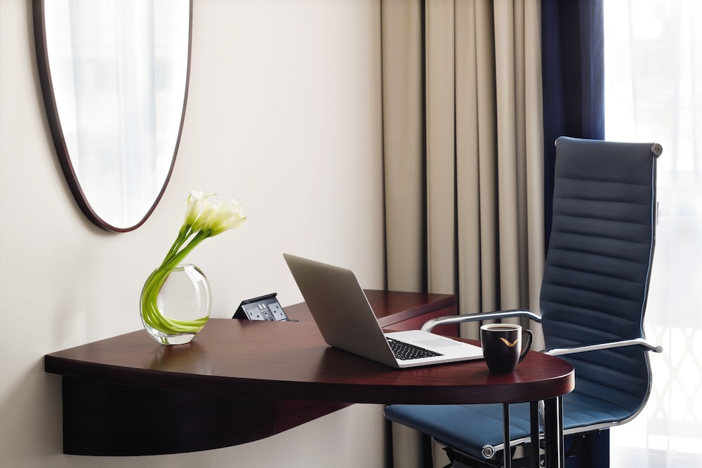 Mövenpick Hotel & Apartments Bur Dubai 7