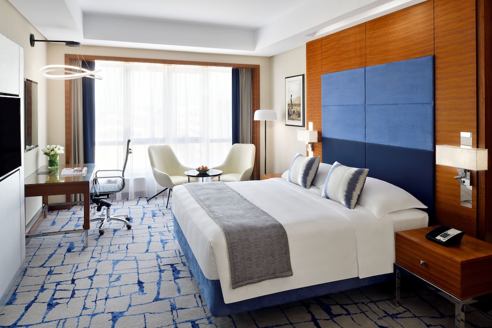 Mövenpick Hotel & Apartments Bur Dubai 2