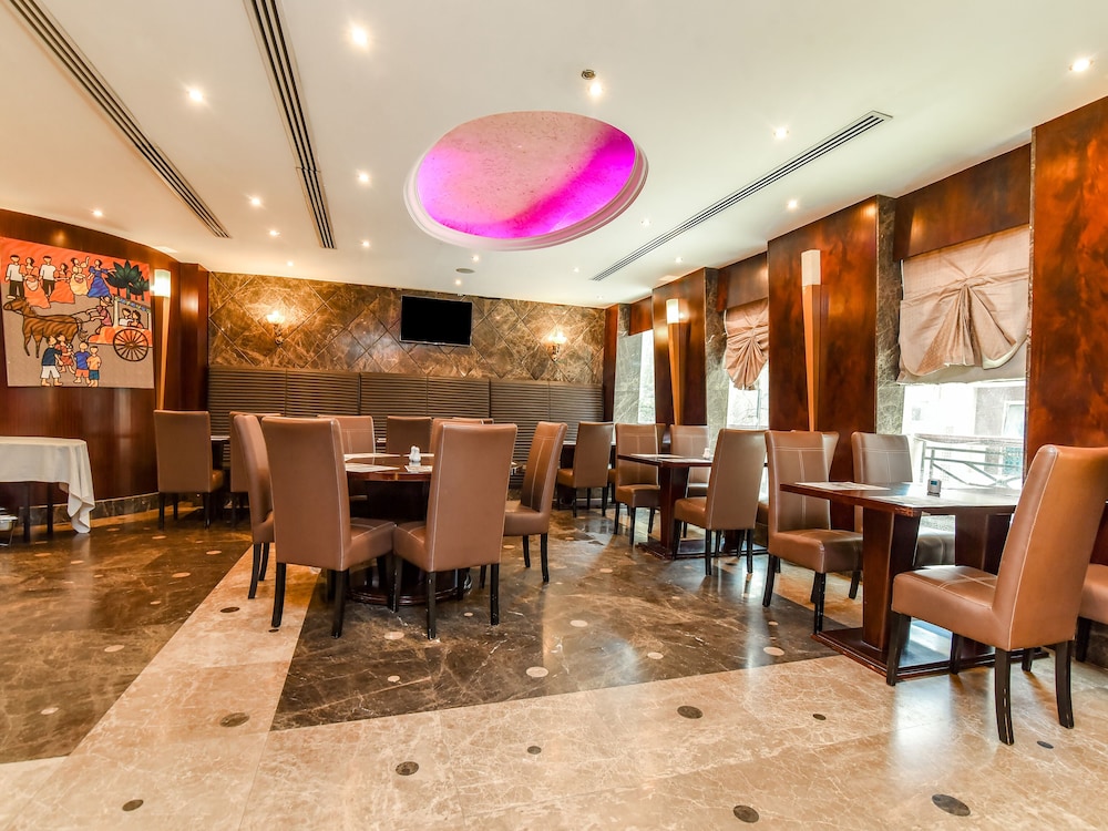 Landmark Summit Hotel 17