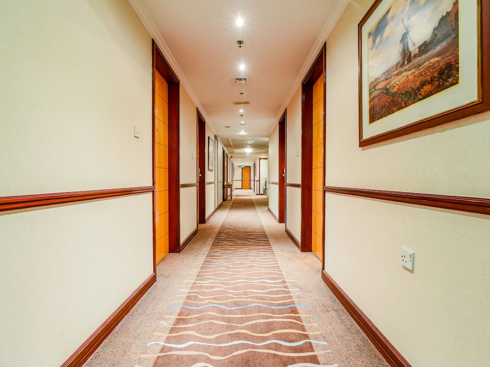 Landmark Summit Hotel 19