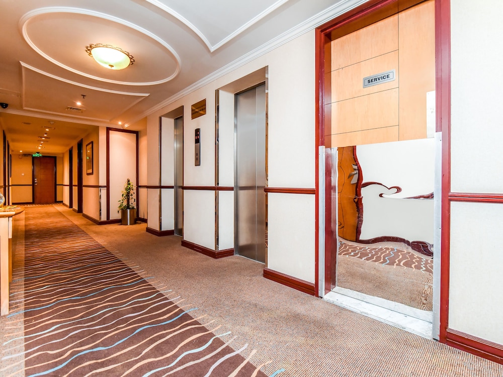 Landmark Summit Hotel 18